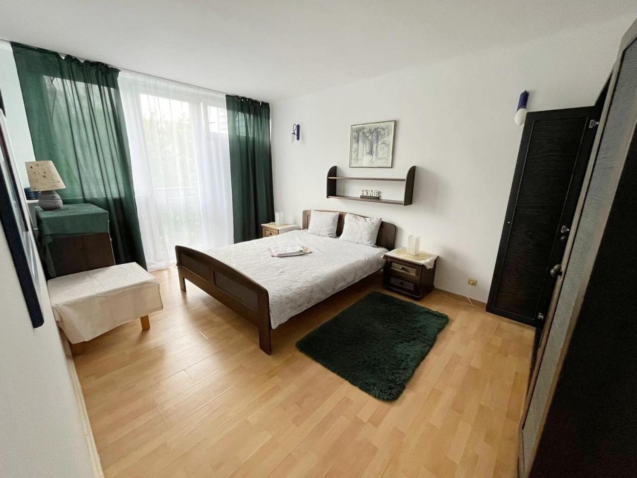 416 Center Free Parking Tamars Warschau